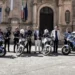 Agenti della Polizia Locale con le motociclette del Nucleo Motociclisti davanti a un edificio storico di Ragusa