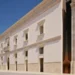 Rendering della nuova scuola di Scicli in piazza Italia, con facciata in stile storico e portone monumentale