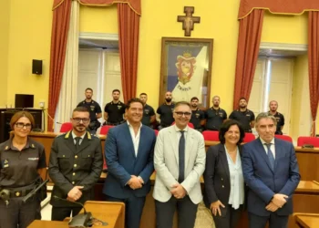 Nuovi agenti a Comiso riuniti con rappresentanti delle forze dell'ordine nella sala del Comune