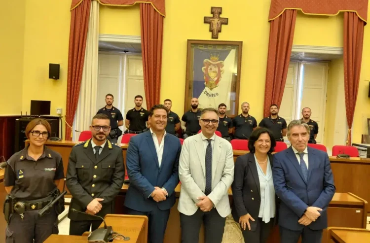 Nuovi agenti a Comiso riuniti con rappresentanti delle forze dell'ordine nella sala del Comune