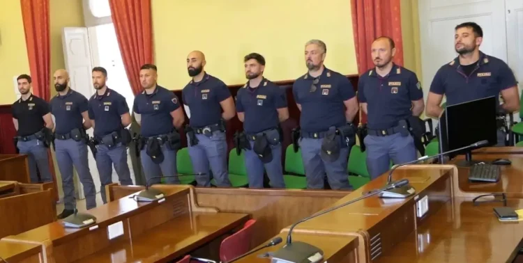 Agenti della Polizia di Stato in un'aula del Comune di Comiso durante l'incontro istituzionale