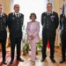 Il Prefetto di Ragusa con quattro ufficiali dei Carabinieri in uniforme, in un ufficio con bandiere e stemmi