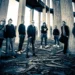 Onorata Società, fotografia di gruppo della band davanti a una struttura in cemento