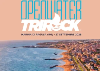 Locandina Openwater Trirock con la data del 27 settembre 2026 e vista aerea del lungomare e del porto di Marina di Ragusa