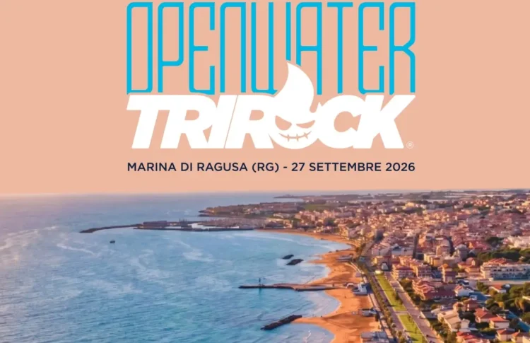 Locandina Openwater Trirock con la data del 27 settembre 2026 e vista aerea del lungomare e del porto di Marina di Ragusa