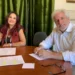Loredana Papotto e il sindaco Mario Cutello firmano documenti seduti a un tavolo in un ufficio comunale