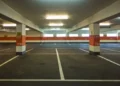 Interno di un parcheggio multipiano con posti auto numerati e corsie di transito (foto di pixabay)