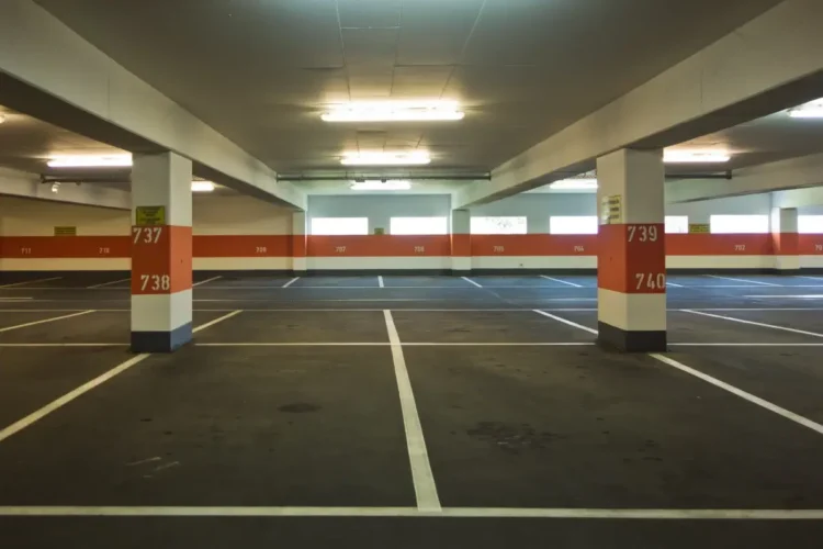 Interno di un parcheggio multipiano con posti auto numerati e corsie di transito (foto di pixabay)