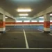 Interno di un parcheggio multipiano con posti auto numerati e corsie di transito (foto di pixabay)