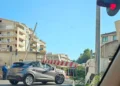 Sbarra del passaggio a livello di via Paestum a Ragusa appoggiata su un'auto grigia, con il semaforo rosso acceso