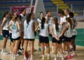 Giocatrici della Passalacqua Ragusa in maglia bianca riunite in cerchio attorno allo staff tecnico in un palazzetto