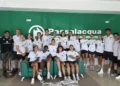 Giocatrici e staff della Passalacqua Ragusa in posa nella sede societaria. Immagine generata con intelligenza artificiale