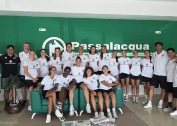 Giocatrici e staff della Passalacqua Ragusa in posa nella sede societaria. Immagine generata con intelligenza artificiale