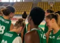 Giocatrici della Passalacqua Ragusa riunite in cerchio durante un allenamento in palestra