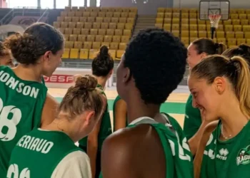 Giocatrici della Passalacqua Ragusa riunite in cerchio durante un allenamento in palestra