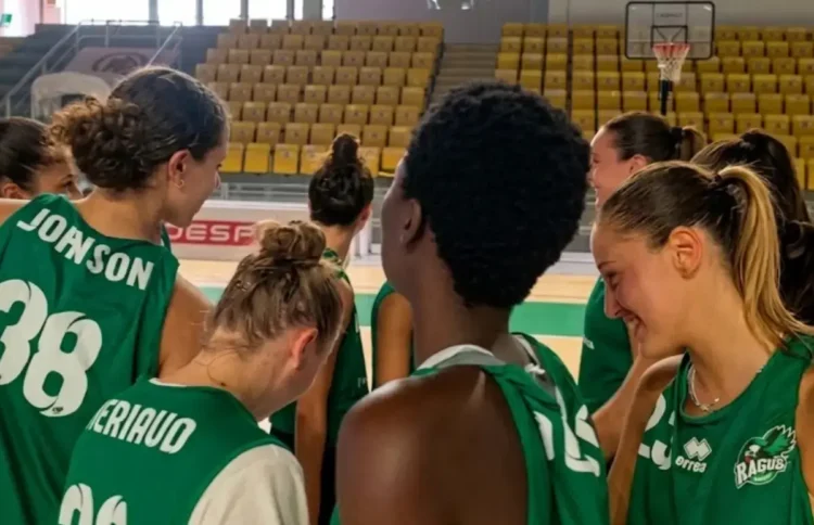 Giocatrici della Passalacqua Ragusa riunite in cerchio durante un allenamento in palestra