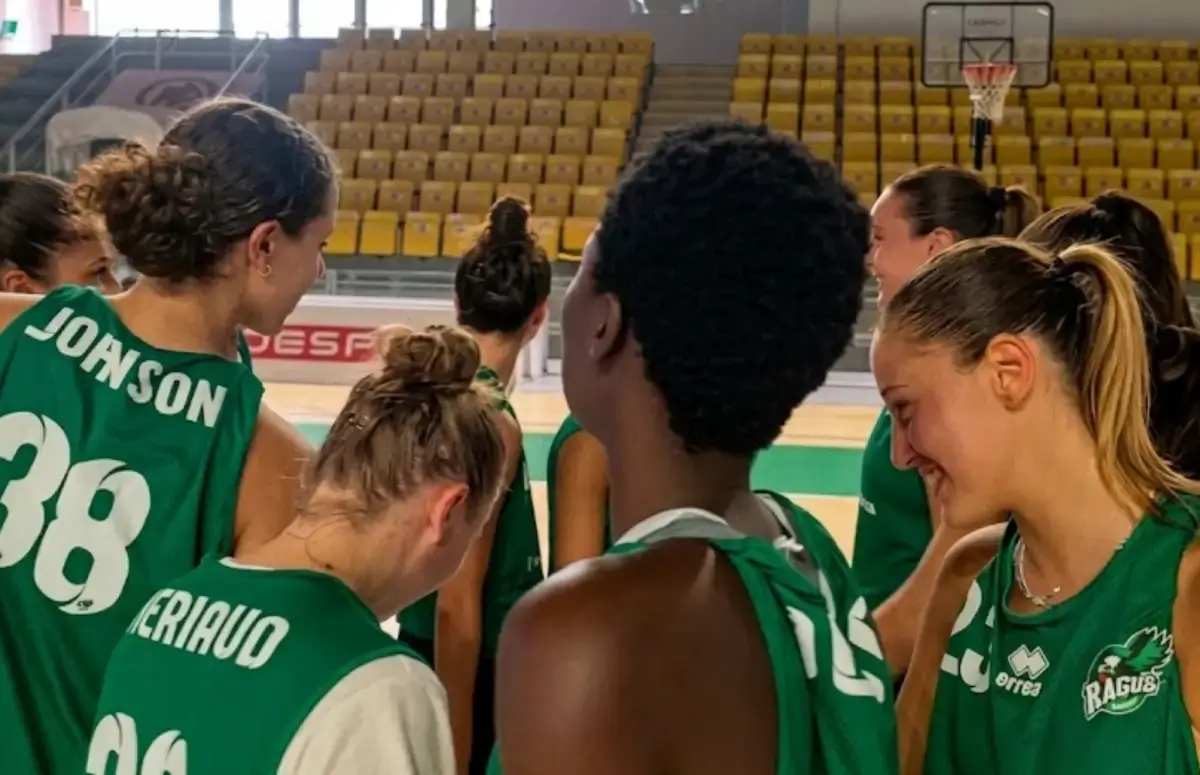 Giocatrici della Passalacqua Ragusa riunite in cerchio durante un allenamento in palestra