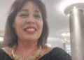 Patrizia Burrafato di Pozzallo sorride in un selfie, con capelli castani a caschetto e una collana dorata