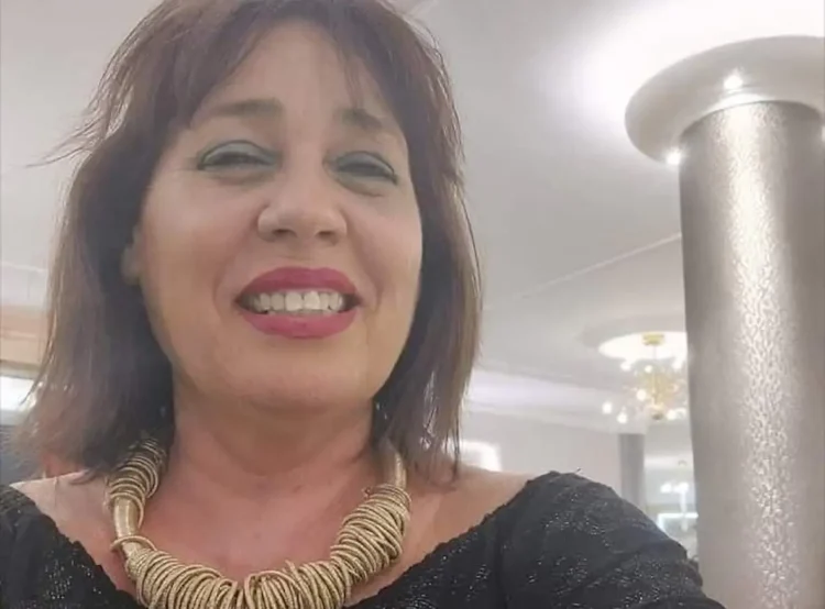 Patrizia Burrafato di Pozzallo sorride in un selfie, con capelli castani a caschetto e una collana dorata