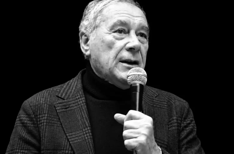 Pietro Grasso al microfono durante un intervento pubblico, foto in bianco e nero con grafica promozionale