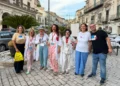 Pigiama Run Modica: sette persone in posa in piazza, quattro con camice e naso rosso da clown, una con maglietta LILT