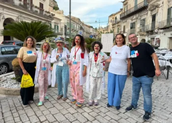 Pigiama Run Modica: sette persone in posa in piazza, quattro con camice e naso rosso da clown, una con maglietta LILT