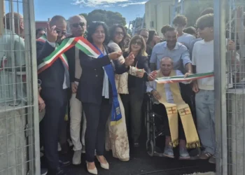 Cerimonia del taglio del nastro per l'inaugurazione del nuovo plesso a Comiso, con autorità, un sacerdote e studenti