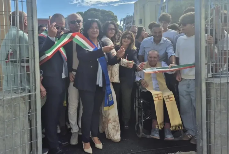 Cerimonia del taglio del nastro per l'inaugurazione del nuovo plesso a Comiso, con autorità, un sacerdote e studenti