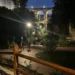 Vialetti illuminati del Parco degli Iblei a Ragusa, nella vallata Santa Domenica, con persone a passeggio e il ponte ad arcate