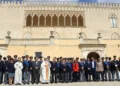 Foto di gruppo di poliziotti in divisa con il vescovo davanti alla facciata del Castello di Donnafugata a Ragusa per San Michele