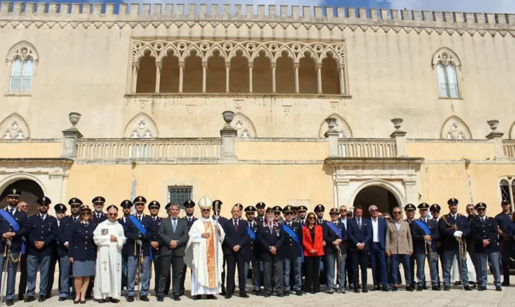 Foto di gruppo di poliziotti in divisa con il vescovo davanti alla facciata del Castello di Donnafugata a Ragusa per San Michele
