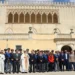Foto di gruppo di poliziotti in divisa con il vescovo davanti alla facciata del Castello di Donnafugata a Ragusa per San Michele