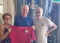 Giovanni Giacona, la moglie Maria e il sindaco di Pozzallo con la maglietta della Società dei Pozzallesi d'America