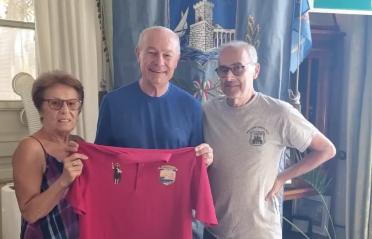 Giovanni Giacona, la moglie Maria e il sindaco di Pozzallo con la maglietta della Società dei Pozzallesi d'America