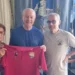Giovanni Giacona, la moglie Maria e il sindaco di Pozzallo con la maglietta della Società dei Pozzallesi d'America