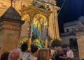 Fercolo dorato con la statua di San Giuseppe davanti alla chiesa Madre di Giarratana, di sera
