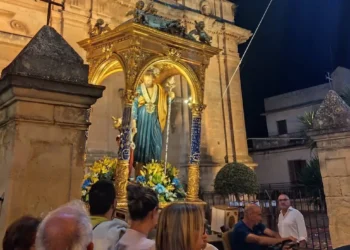 Fercolo dorato con la statua di San Giuseppe davanti alla chiesa Madre di Giarratana, di sera