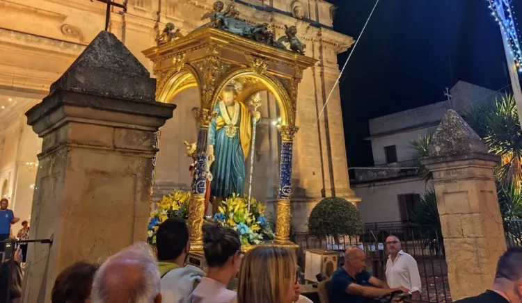 Fercolo dorato con la statua di San Giuseppe davanti alla chiesa Madre di Giarratana, di sera