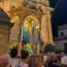 Fercolo dorato con la statua di San Giuseppe davanti alla chiesa Madre di Giarratana, di sera