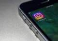 Smartphone con l'app Instagram visualizzata sullo schermo