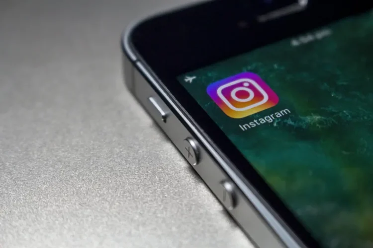 Smartphone con l'app Instagram visualizzata sullo schermo