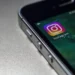 Smartphone con l'app Instagram visualizzata sullo schermo
