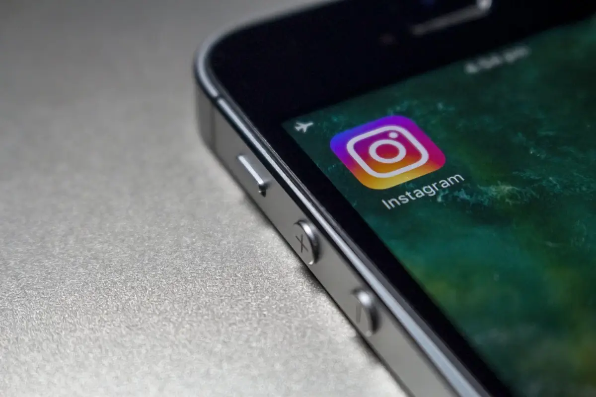 Smartphone con l'app Instagram visualizzata sullo schermo