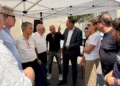 Amministratori e cittadini a confronto sotto un gazebo durante il presidio per la sanità a Vittoria
