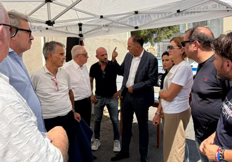 Amministratori e cittadini a confronto sotto un gazebo durante il presidio per la sanità a Vittoria