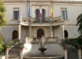Facciata del municipio di Chiaramonte Gulfi con le bandiere italiana, europea e siciliana