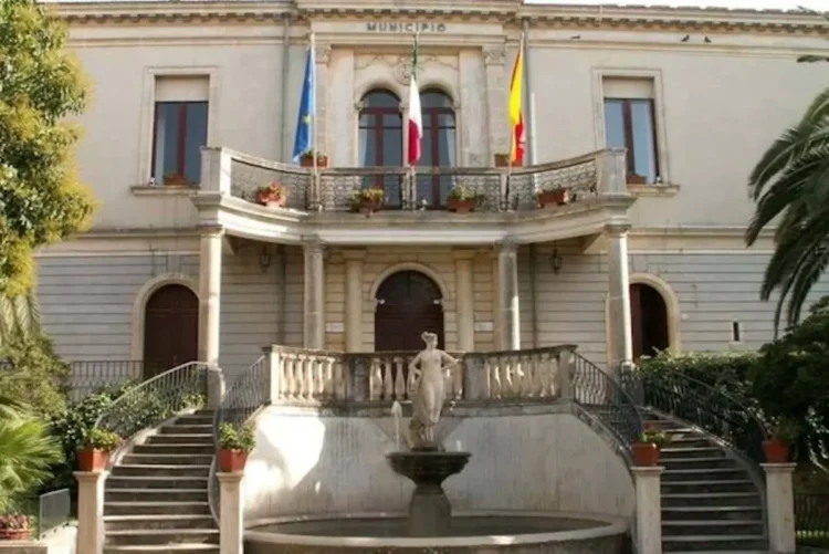 Facciata del municipio di Chiaramonte Gulfi con le bandiere italiana, europea e siciliana