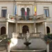 Facciata del municipio di Chiaramonte Gulfi con le bandiere italiana, europea e siciliana