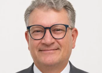 Paolo Ferrara, vicecommissario provinciale MPA di Ragusa, in un ritratto con occhiali, giacca scura e camicia bianca