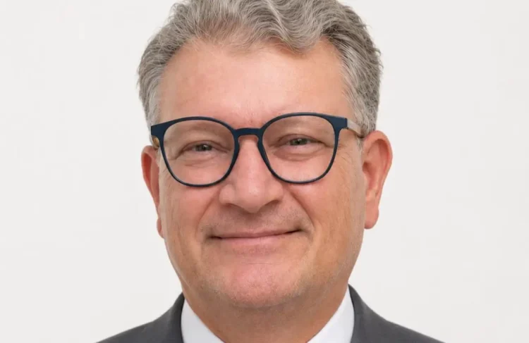 Paolo Ferrara, vicecommissario provinciale MPA di Ragusa, in un ritratto con occhiali, giacca scura e camicia bianca